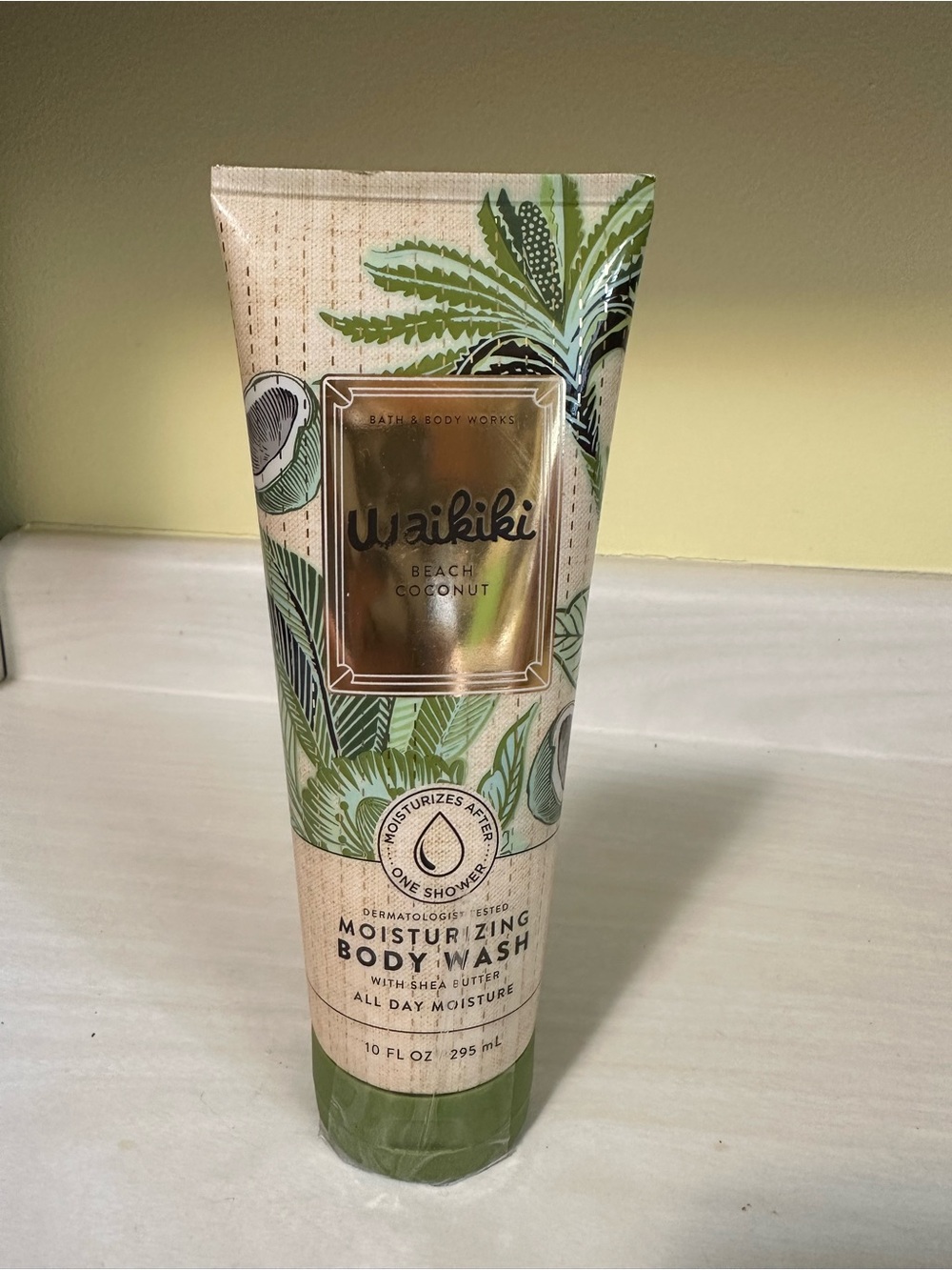 Bath & Body Works Waikiki Beach Coconut Moisturizing Body Wash - Green & Gold - Picture 3 of 3